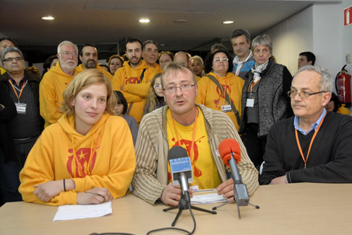 Els membres de la plataforma valoren el resultat de la consulta. (Fotografia cedida per Josep Lois).