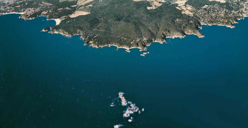 Vista aèria de les illes Formigues i el seu litoral.
