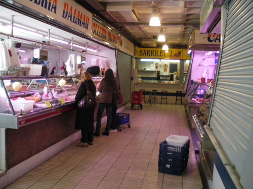 Algunes parades del mercat municipal han tornat a obrir avui.