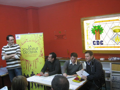 Raimon Trujillo, al centre de la taula, durant l'acte de dissabte.
