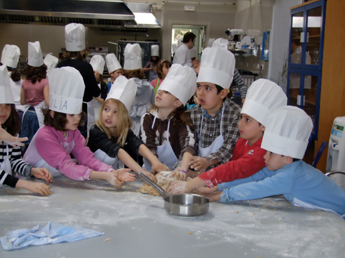 Alumnes del taller en plena feina.