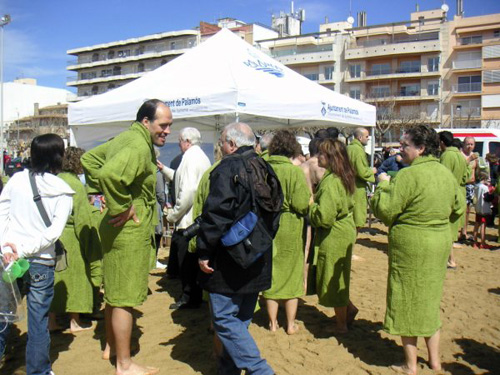 Participants al 'Primer bany de l'any', ja fora de l'aigua.