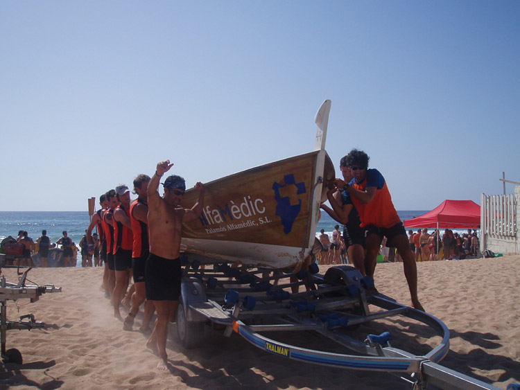 Membres del Club de Rem Palamós en una competició.