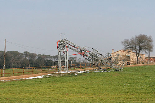 Una torre elèctrica caiguda per l'efecte del temporal.
