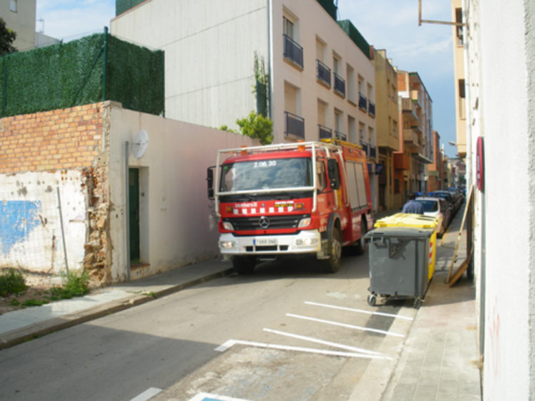 Una dotació de bombers, aquesta tarda, al carrer d'Orient.