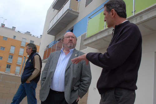 L'alcalde de Calonge, Jordi Soler, rep explicacions tècniques davant dels pisos.