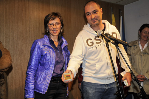 Abel Espinosa mostra la medalla recollida de mans de l'alcaldessa Teresa Ferrés. (Fotografia cedida 

per Josep Lois).