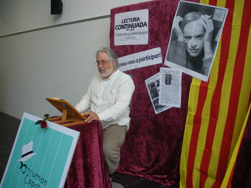 L'escenògraf Jordi Salvador llegint 'L'home dels pijames de seda'.
