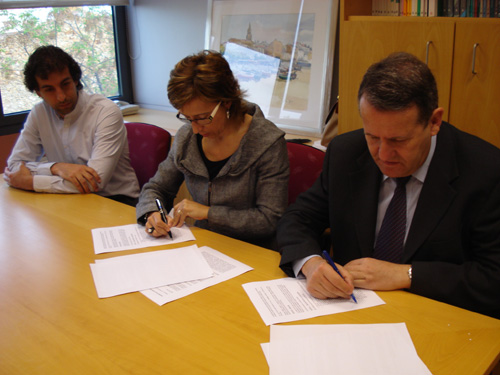 Teresa Ferrés i Jordi Calsina firmant el conveni de cessió, aquest matí.