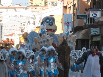 Una carrossa desfilant en el Carnaval de Palamós.