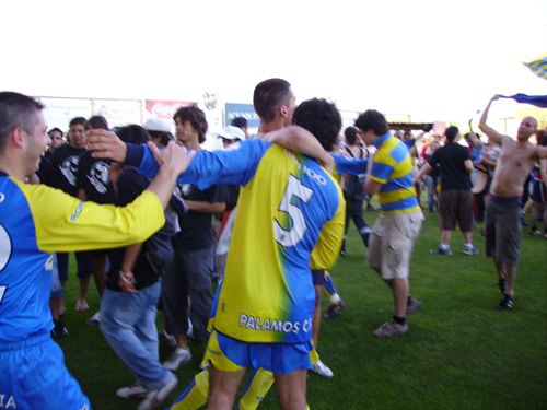 El Palamós CF vol celebrar aquest diumenge la permanència, com en aquesta imatge de l'any 2006.