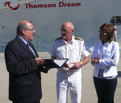 Manel Nadal i Teresa Ferrés lliuren la metopa al capità del Thomson Dream.