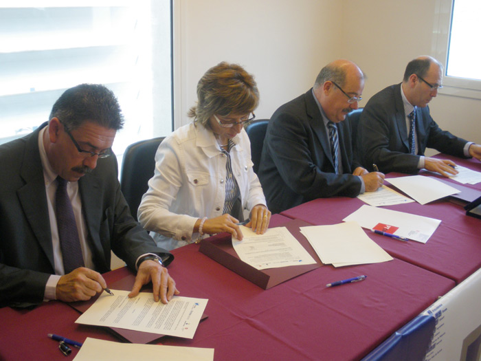 Els representants de les quatre institucions, firmant el conveni.