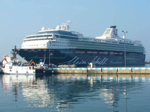 Un creuer al port de Palamós, en una imatge d'arxiu.