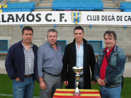 Quique Yagüe, a l'esquerra, en el lliurament del trofeu de màxim golejador de l'equip a Julien 

Hornuss.