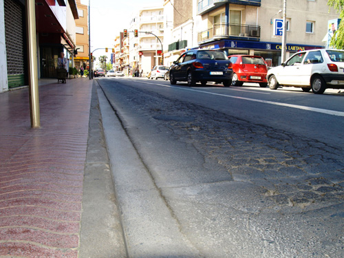 Paviment malmès a l'avinguda de l'Onze de Setembre.