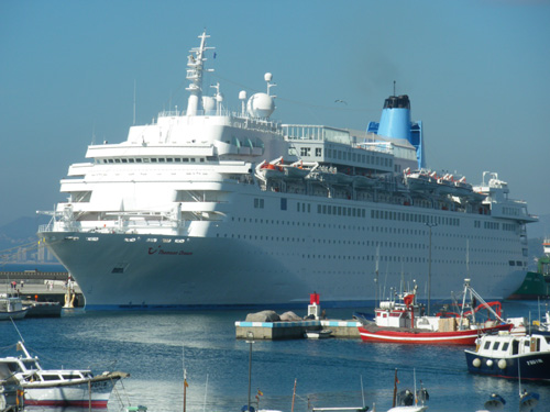 El Thomson Dream, al moll comercial del port de Palamós.