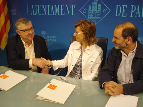 Ferrés i Esgleas se saluden en presència de Miquel Martí.