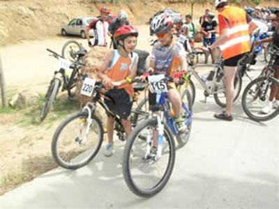 Un grup de mainada participant a la bicicletada.