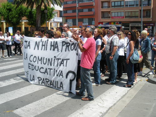 Col·lectiu de mestres, aquest migdia, a l'avinguda de Catalunya.
