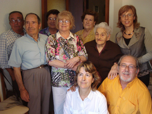 Joana Sabater, al costat de l'alcaldessa de Palamós, envoltada de la família.