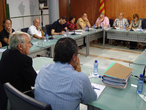 El Síndic de Greuges, a l'esquerra, intervenint ahir davant del Ple.