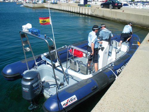 La llanxa policial de Palamós i la seva dotació.
