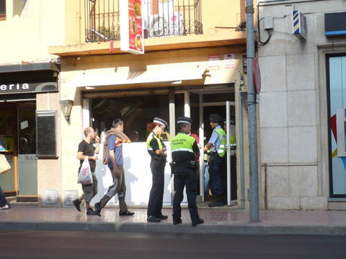 Un grup d'agents, ahir, en un dels locals escorcollats. (Fotografia: Albert Vilar-El Punt).