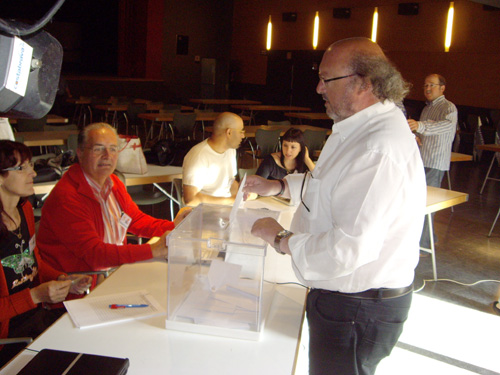 L'alcalde de Calonge, Jordi Soler (CiU), votant en la consulta d'ahir.
