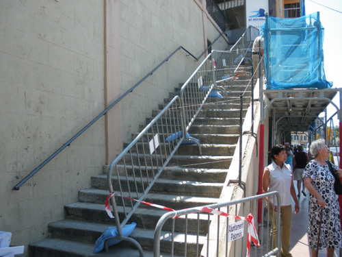 Obres a les escales del Casino, aquest matí.