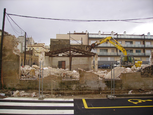 Imatge d'arxiu de la demolició de l'antiga fàbrica.