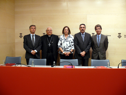 Responsables de les institucions que han signat el conveni per a la creació de centres de distribució 

d'aliments.