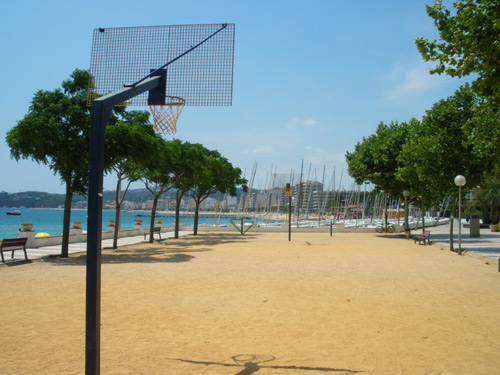 Les cistelles de bàsquet del passeig del Mar.