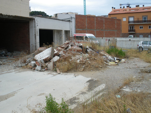 Solar abandonat i ple de runa, al carrer de Conrad Pallí i Batet.