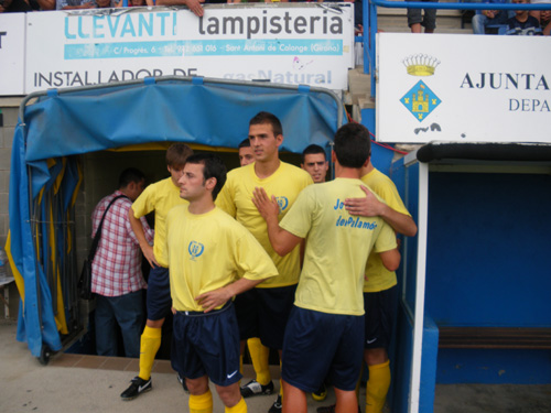 Un grup de jugadors del Palamós CF, dissabte abans del partit contra l'Espanyol.