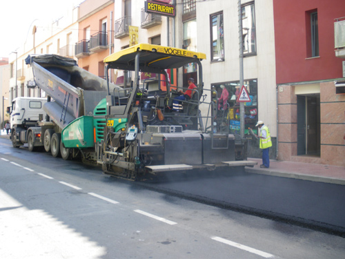 Obres d'asfaltatge a l'avinguda de l'Onze de Setembre, el mes passat.
