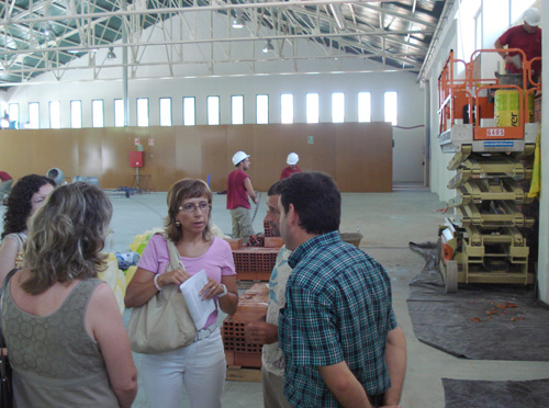 L'alcaldessa Teresa Ferrés, amb tècnics i regidores, ahir a la nau dels cinquanta metres.