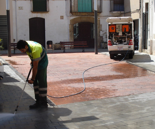 Un operari d'Urbaser neteja xiclets a la plaça del Forn.