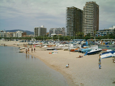 Turistes a la platja Gran de Palamós.