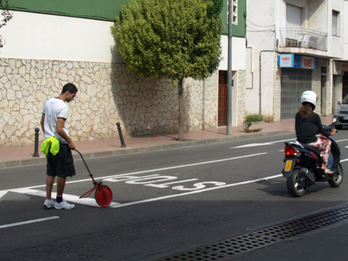 Un dels trams pintats a l'avinguda de la Llibertat.