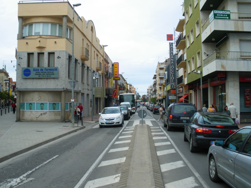 Embús de trànsit al centre de Palamós, un dimarts de mercat.
