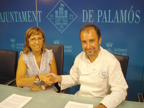 L'alcaldessa de Palamós, Teresa Ferrés, i el president de l'Associació, Xavier Jabato, ahir durant 

la firma del conveni.