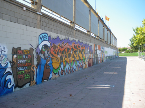 Grafitti en un dels murs del Nou Estadi Municipal, en una activiat de l'Ateneu de Palamós.