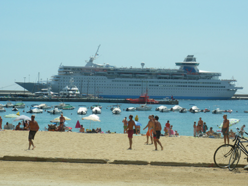 El Thomson Destiny, avui, vist des del passeig del Mar.