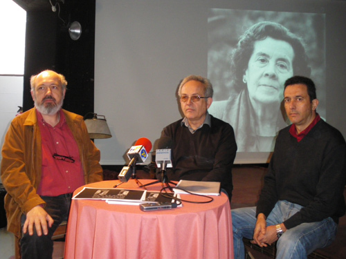 Una roda informativa de Gespa Teatre en el local de la nau.