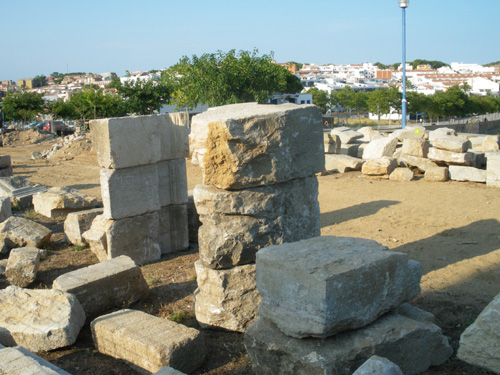 Les restes del convent dels Agustins, pendents del seu muntatge.