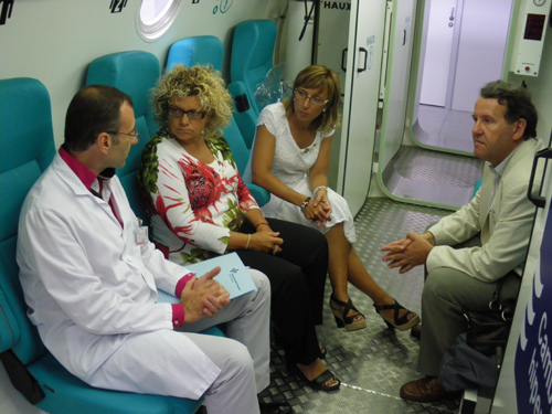 La consellera Geli, l'alcaldessa Ferrés i responsables de l'hospital, a l'interior de la cambra 

hiperbàrica.