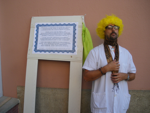 Un treballador de l'hospital fent de Marina Geli en la inauguració 'alternativa'.