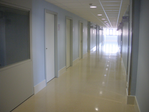Passadís de la nova planta de l'hospital de Palamós.
