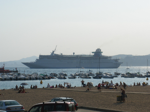 El Thomson Destiny maniobrant per sortir del port, aquesta tarda.